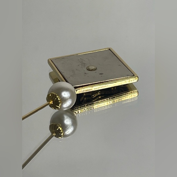 Salvatore Ferragamo, Gold Tone and Pearl Brooch - Picture 5 of 7